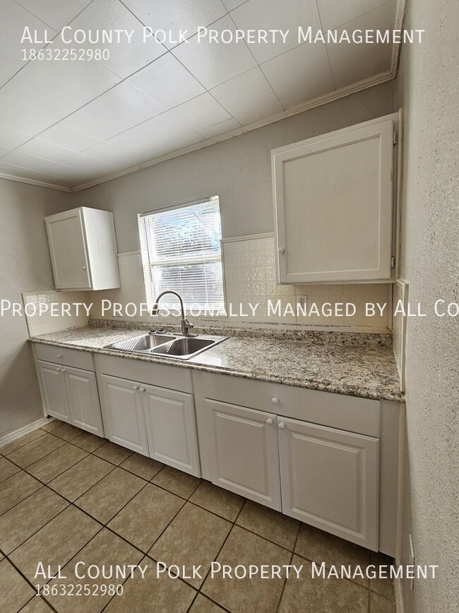 Building Photo - Awesome 3 Bedroom 2 Bath Lake Wales Home f...