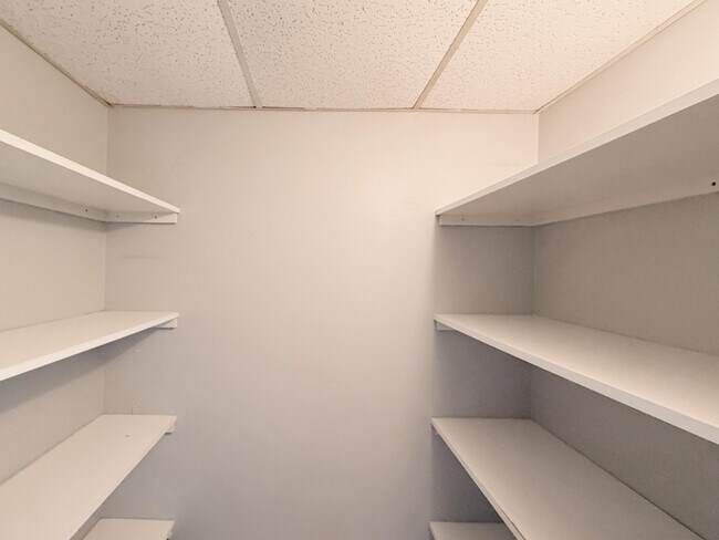 Building Photo - 100 Village Green Cir E