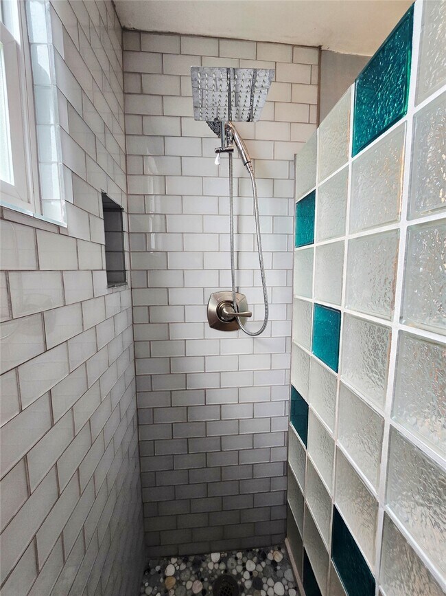 Building Photo - 16611 Jolly Roger Rd