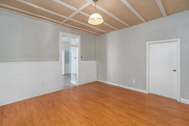 Building Photo - 809 Broadway Ave