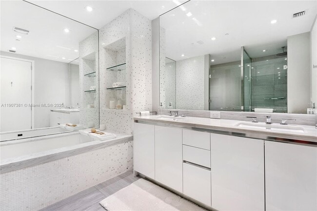 Building Photo - 16901 Collins Ave