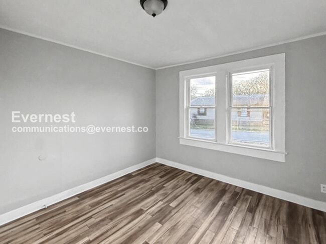 Building Photo - 4 Bed/1 Bath Home with On-Street Parking / Pet-Friendly / Vouchers Accepted / Available Now!