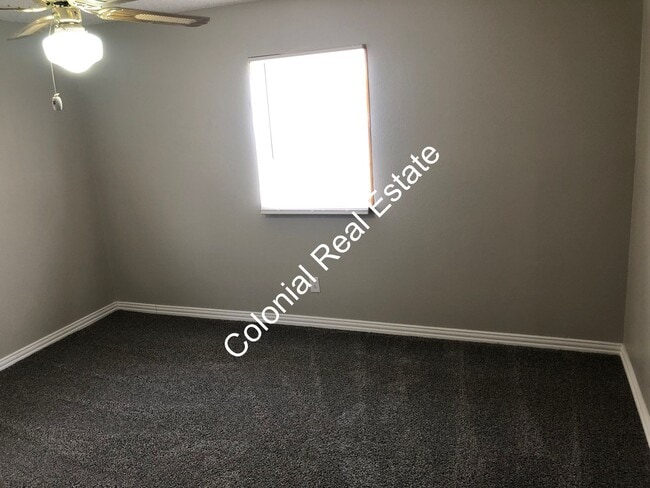 Building Photo - 3 bedroom 1 bathroom nicely updated home i...