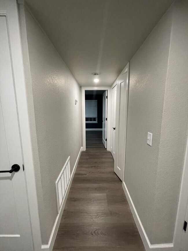 Building Photo - Modern 2 Bedroom Condo