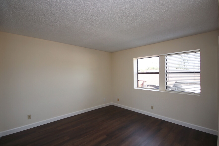 Building Photo - 416 N Bushnell Ave