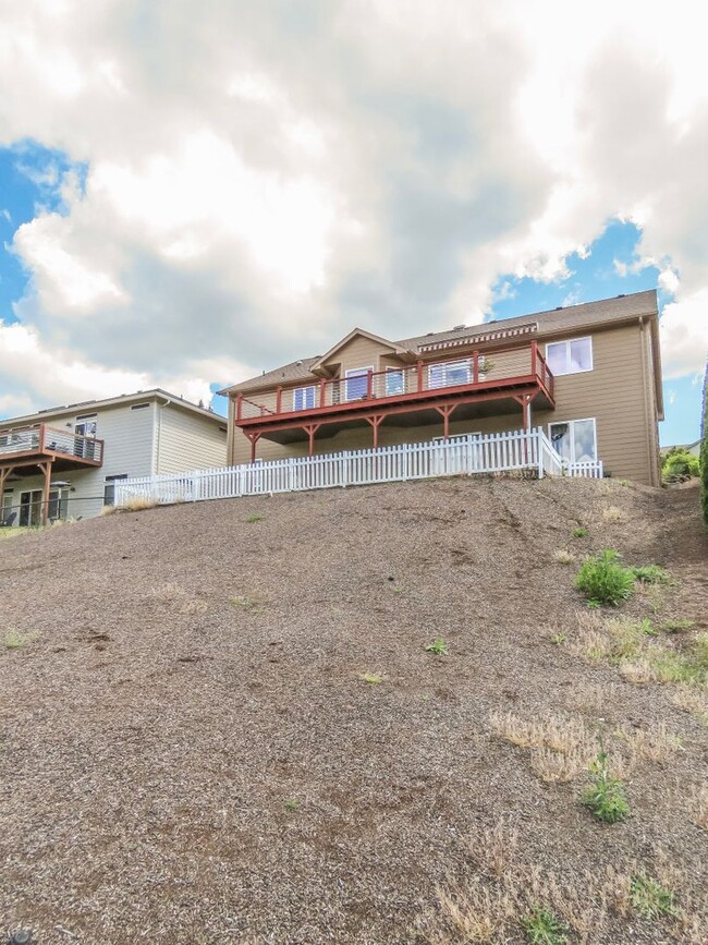 Building Photo - ** Beautiful Spacious 4 Bedroom 3 Bath Hom...