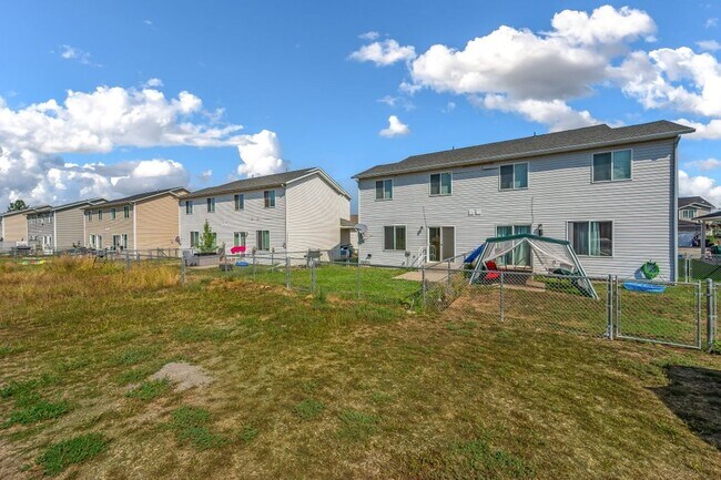 Building Photo - 3 bed 2 bath duplex with sprinkler system