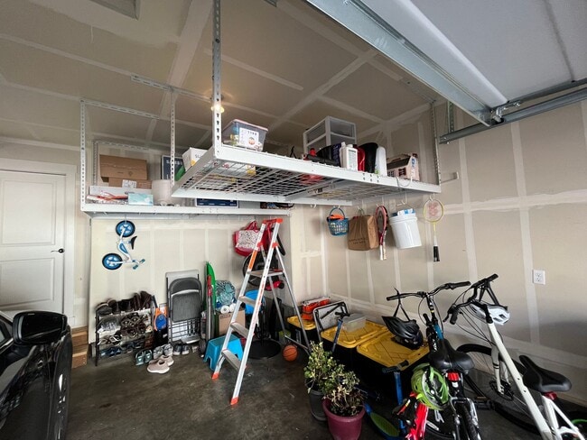 Building Photo - Lovely 3 Bed + 2.5 Bath in Bethany Creek F...