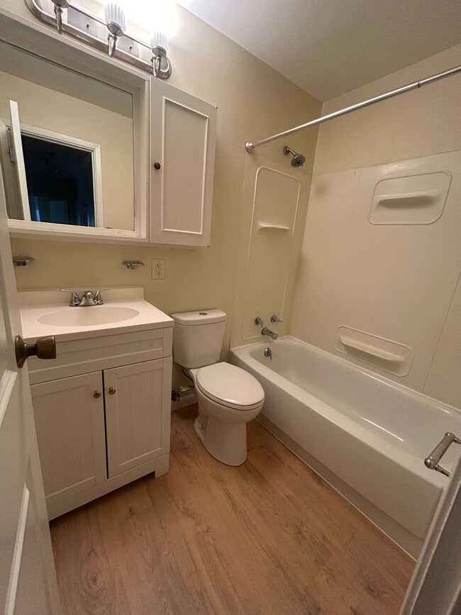 Building Photo - 3 bedroom, 2 bath Ranch House