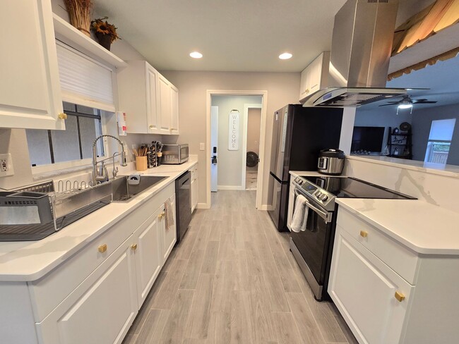 Building Photo - Remodeled 2 bed/ 2 bath/ 2 car garage ~ Annual Rental in Sarasota ~