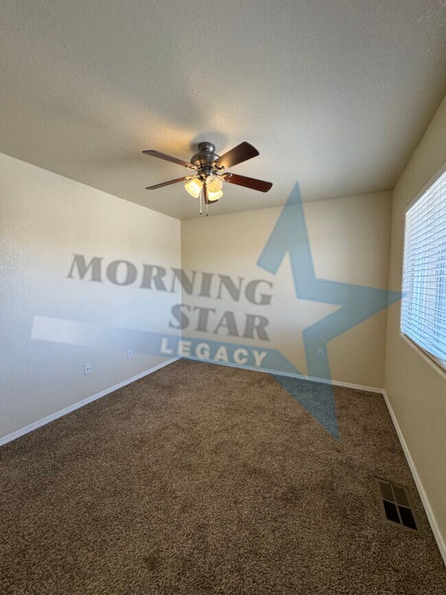 Building Photo - LARGE 4 bed home!