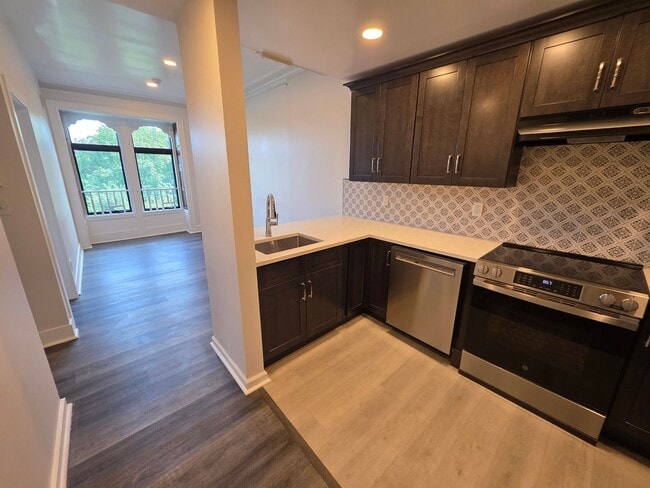 Building Photo - Newly Renovated 2 Bedroom Apartment - Poug...