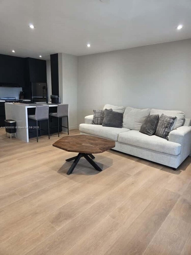 Building Photo - 10824 N Kendall Dr