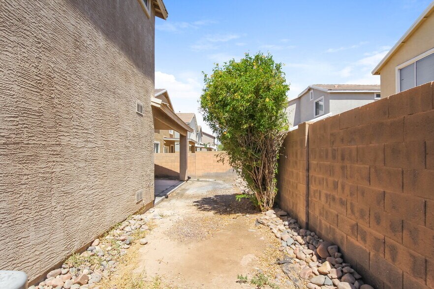 Building Photo - 3929 W Irwin Ave
