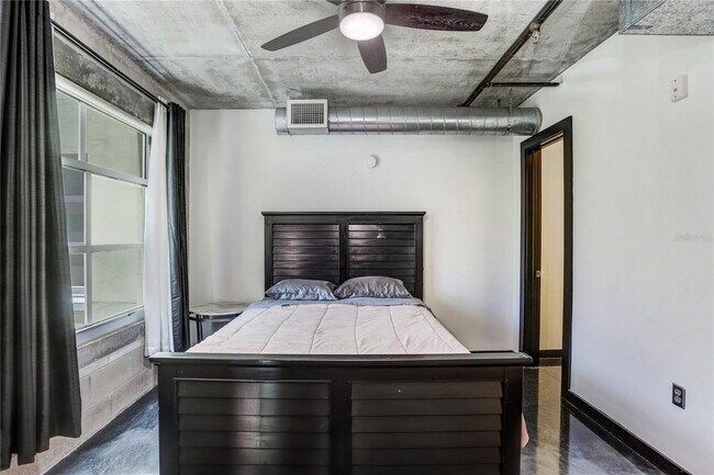 Building Photo - "Chic Urban Living: Spacious 2-Bed, 2-Bath...