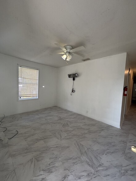 Building Photo - 2217 E 19th Ave
