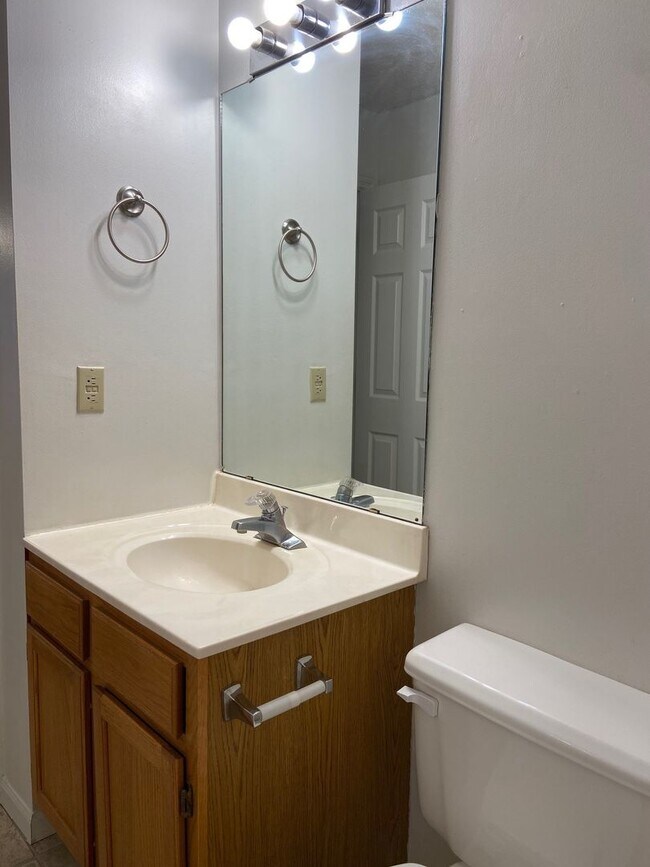 Building Photo - Condominium in FoxPointe