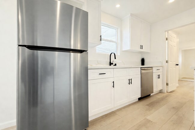 Building Photo - 1163 1/2 East 70th Street