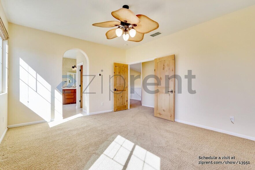 Building Photo - 704 Moore Way