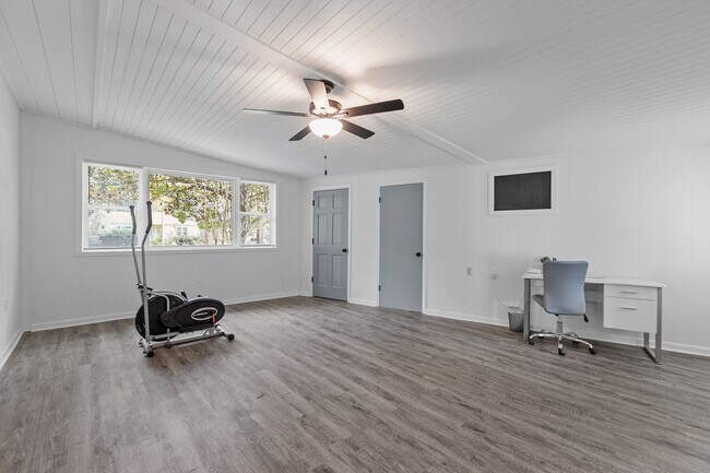 Building Photo - 3 bedroom 2 bath house 1-car garage walk to TMH!! Available in MAY!