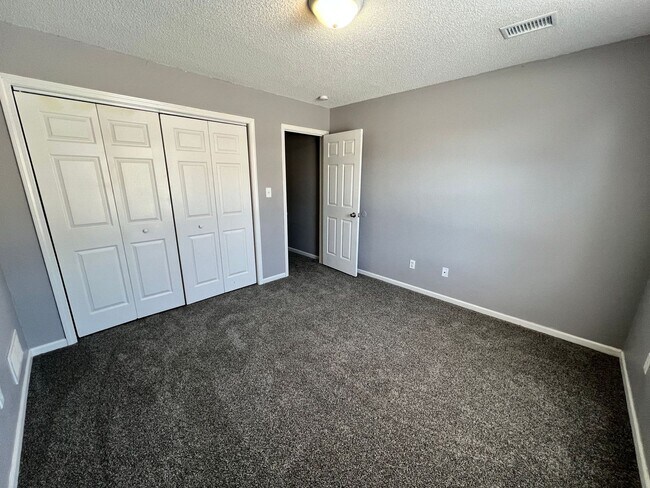 Building Photo - Spacious 3BR Duplex with Garage