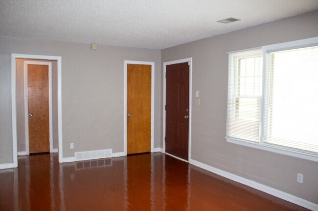 Building Photo - 8907 E 73rd St