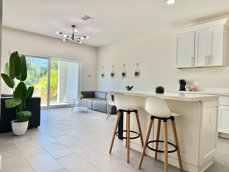 Building Photo - 2504 Leda Ave S