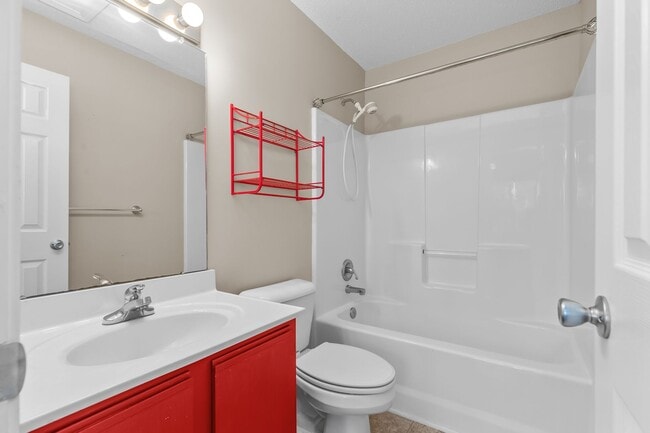 Building Photo - 2 Bed 2.5 Bath Townhome