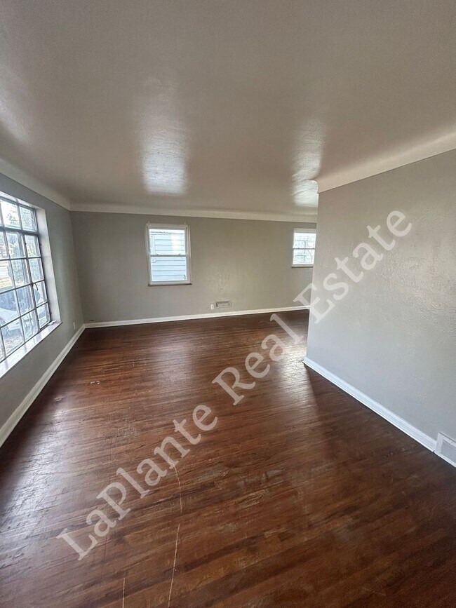 Building Photo - Well-Located 3-Bedroom Home Near Library Village