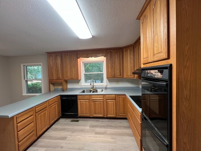 Building Photo - 150 Chinquapin Way