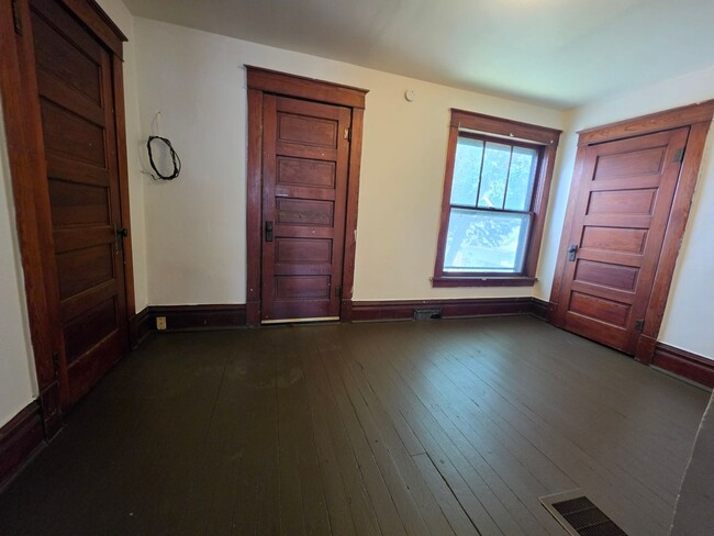 Building Photo - Spacious 2 bedroom cottage