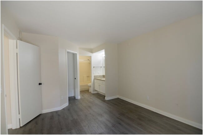 Building Photo - 1 Bedroom Condo - Ritz Pointe!