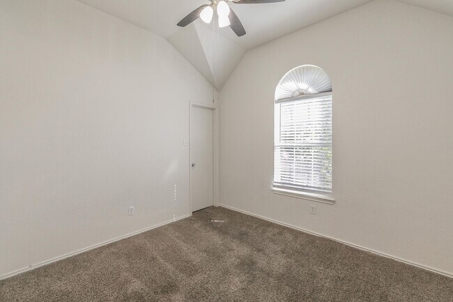 Building Photo - Newly Remolded in Lakewood-walking distance to the lake