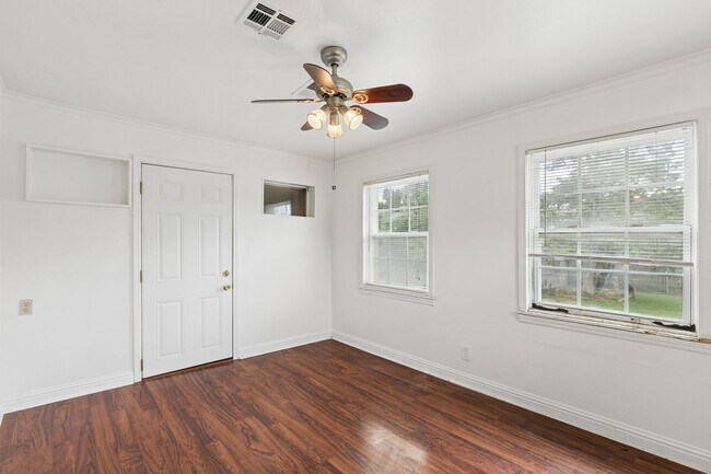 Building Photo - 1108 Larchmont Ln