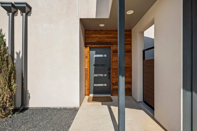 Building Photo - 4400 Mt Vernon Dr