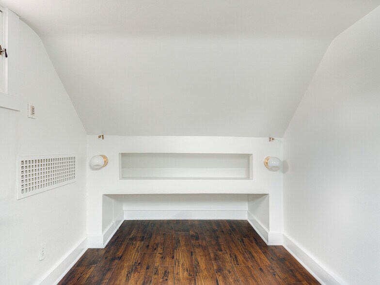 Building Photo - 321 N Park Ave