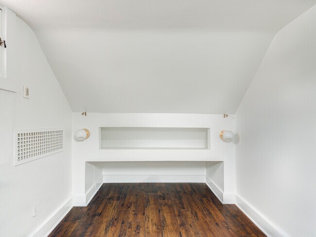 Building Photo - 321 N Park Ave