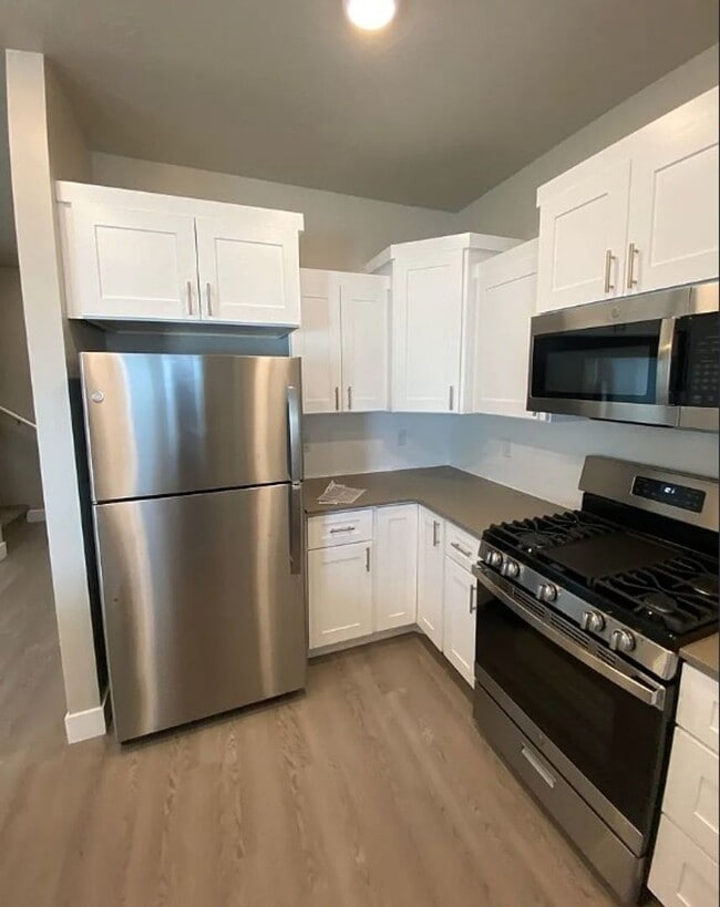 Building Photo - 3 Bedroom End-Unit Townhome in Cedar Bend – Great Cedar City Location