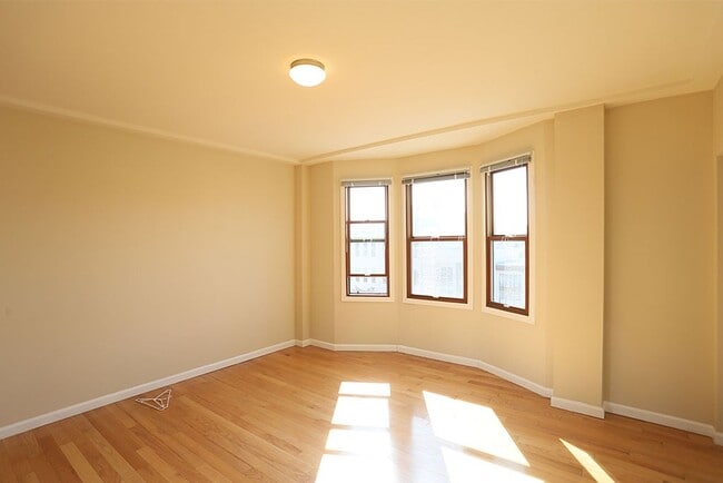 Building Photo - Spacious floor studio in Central Richmond,...