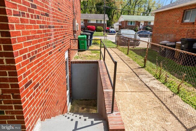 Building Photo - 2521 Fairhill Dr