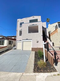 Building Photo - 2 Bed 1 Bath Duplex W/ Garage