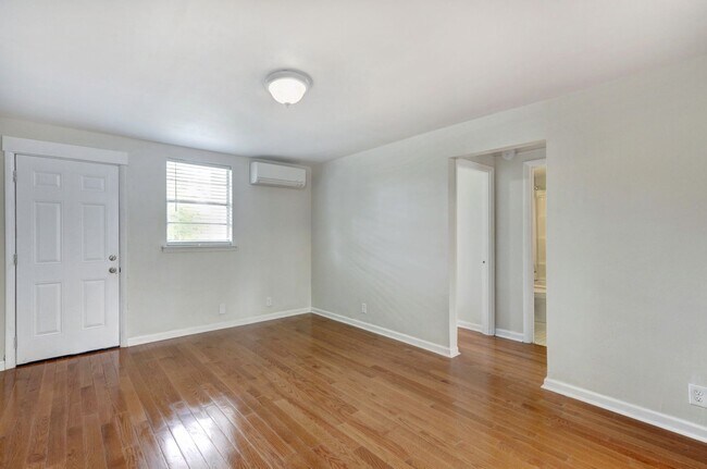 Building Photo - One block from Historic District - Renovated Two Bedroom