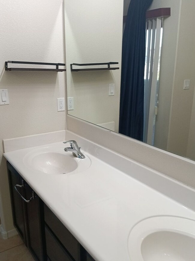 Building Photo - 4 Bedroom, 3 Bathroom! Lovely Home!