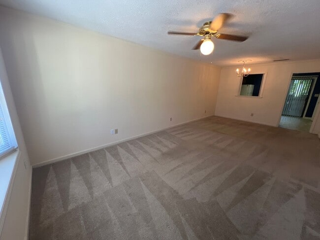 Building Photo - 2 Bedroom Townhouse