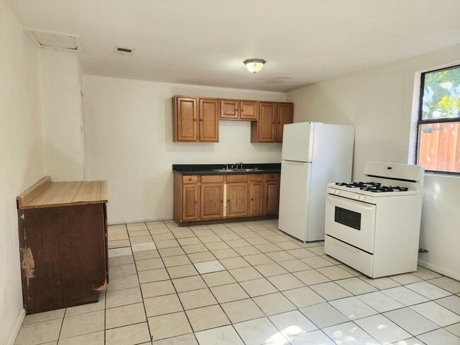 Building Photo - 905/907 N Ave K - duplex