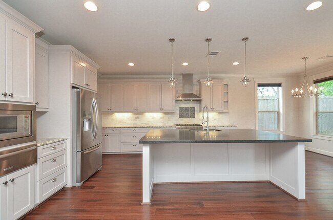 Building Photo - 5413 De Milo Dr