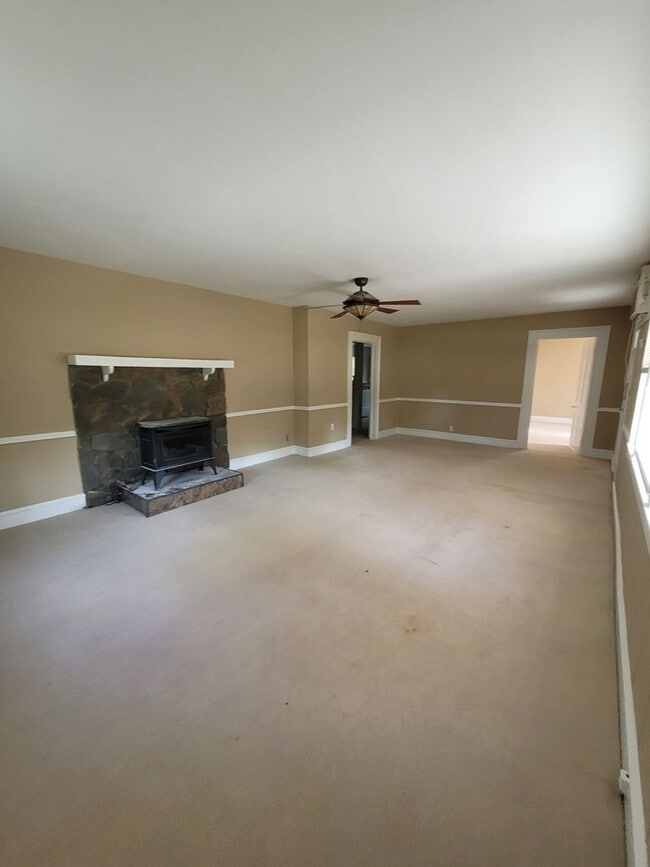 Building Photo - Madison Co. –3Bedroom, 1 Bathroom- Comer, GA – QUIET NEIGHBORHOOD – HOME SITS ON BEAUTIFUL CORNER...