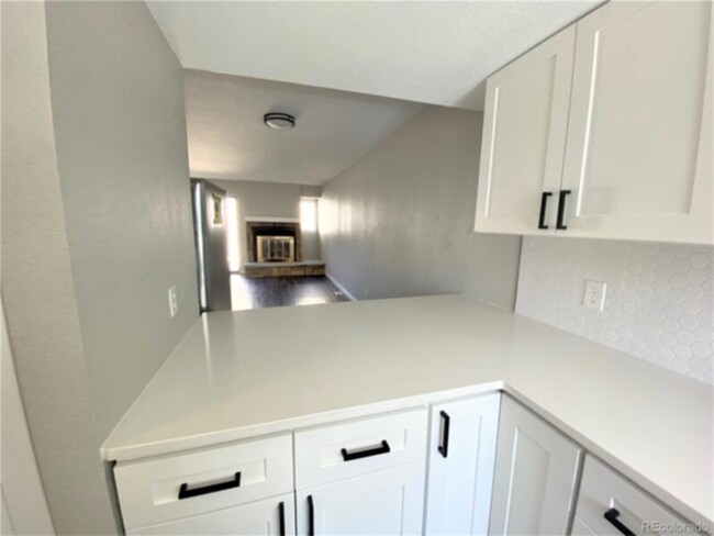 Building Photo - Charming 2-Bedroom Townhome in the America...