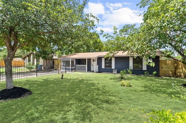 Building Photo - 106 E Lola Dr