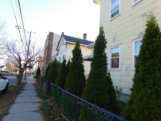 Building Photo - 88 Oak St